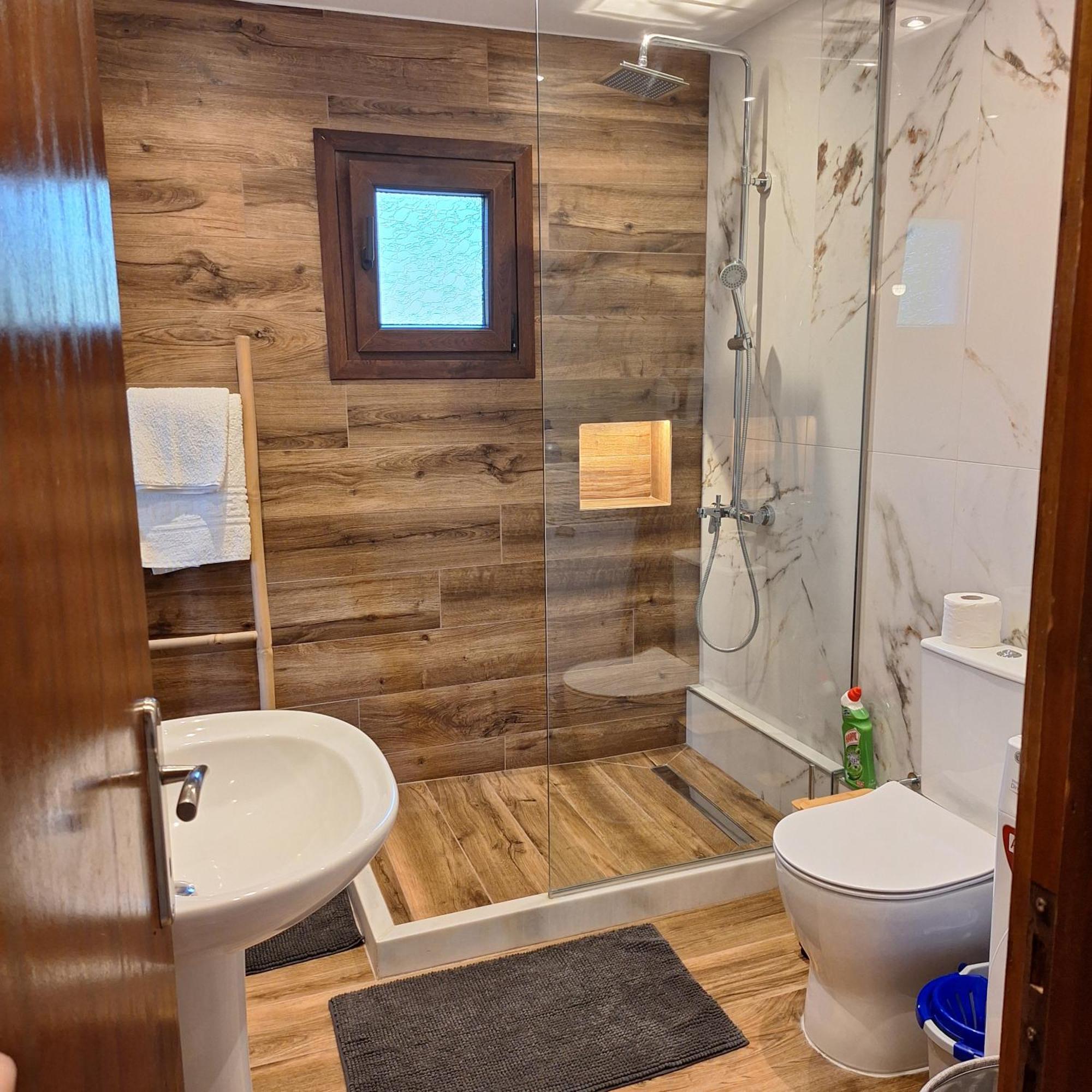 Areti Apartment Áfra